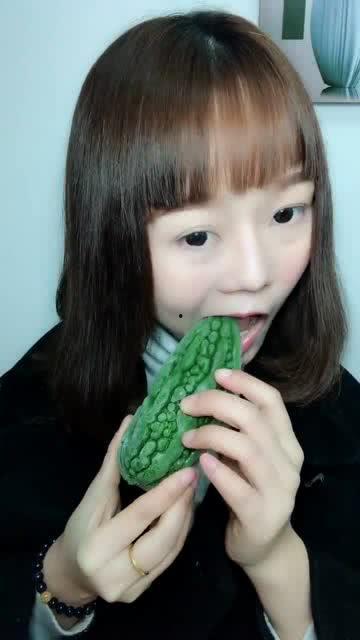 直播女孩吃瓜,女孩现场吃瓜，网友热议不断